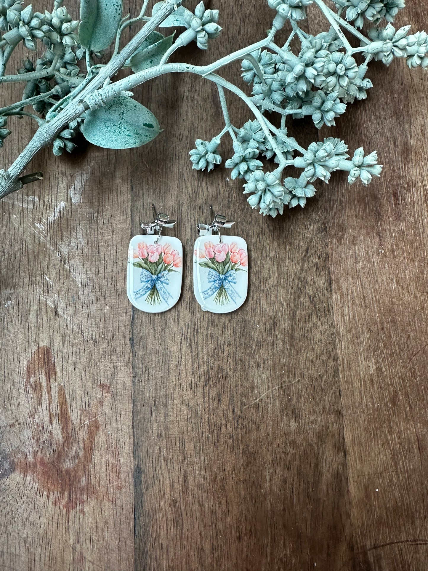 Tulip dangles with a bow stud