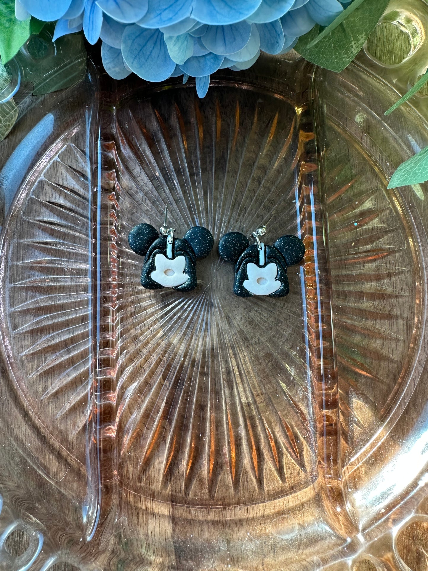 Dark mouse dangles