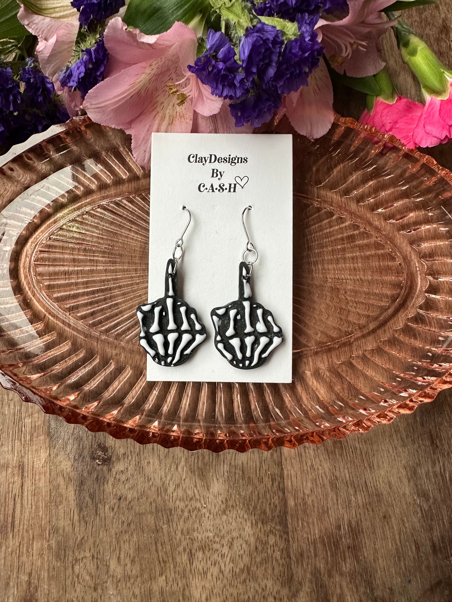 Middle finger dangles