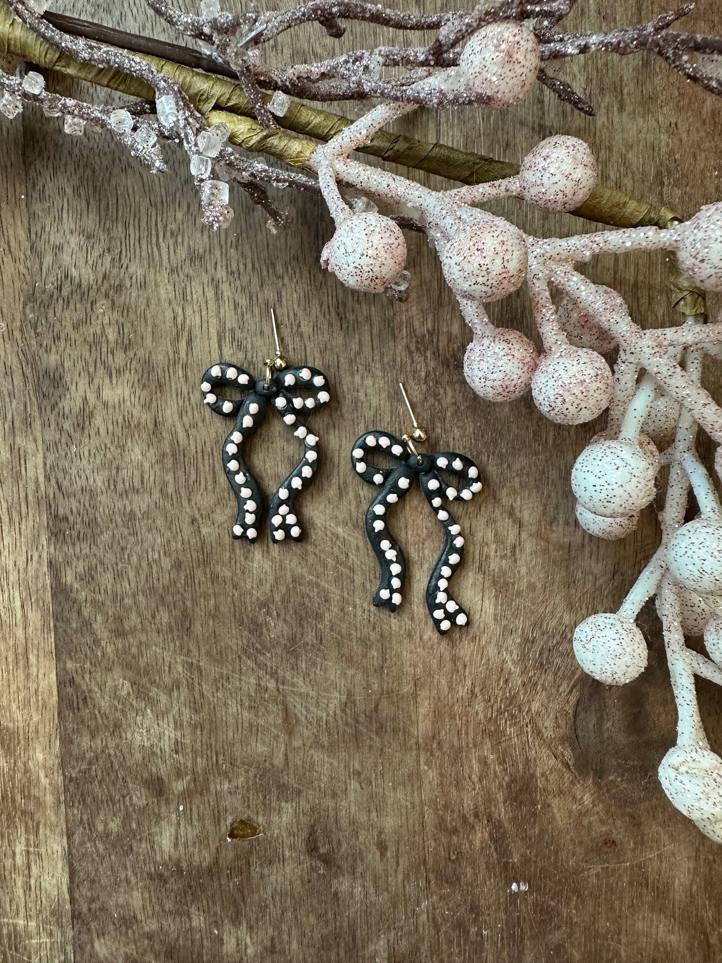 Black pearl Bow dangles